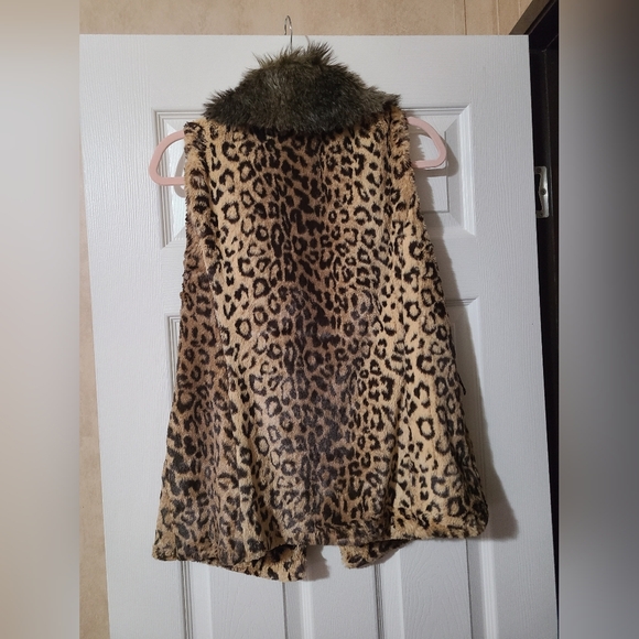 NWT Reba leopard print Vest with detachable collar - Picture 3 of 6